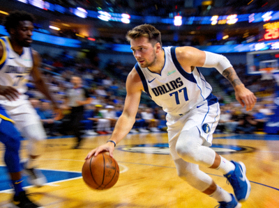 NBA球星卢卡·东契奇运球突破的精彩瞬间