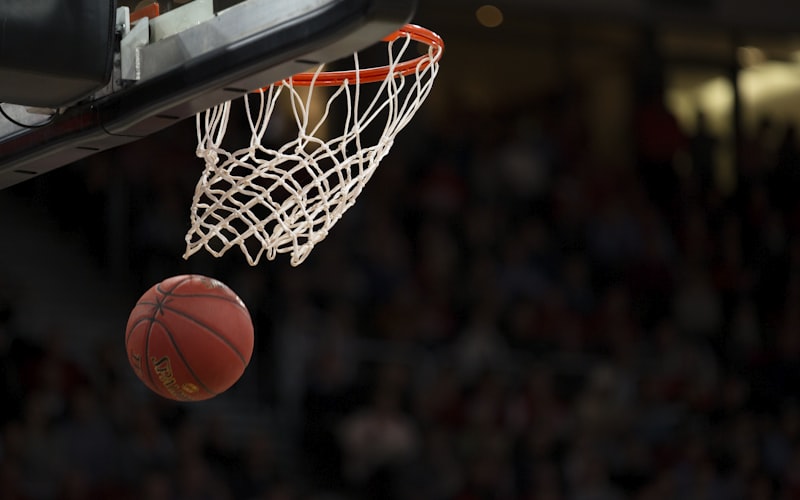 NBA比赛现场盛况 - 球员扣篮瞬间与观众欢呼